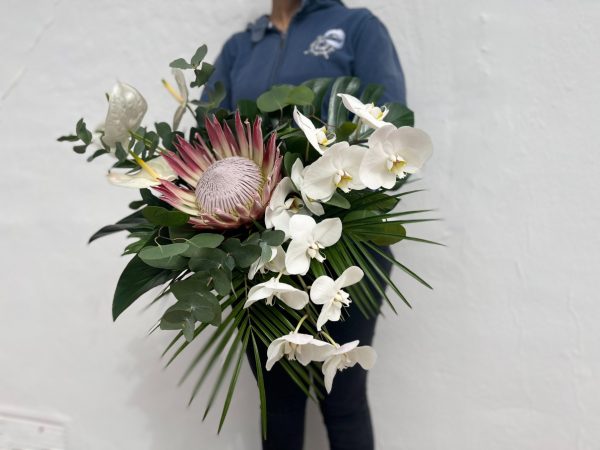 Tropical-bridal-bouquet-with-Orchids-anthurium-and-Protea